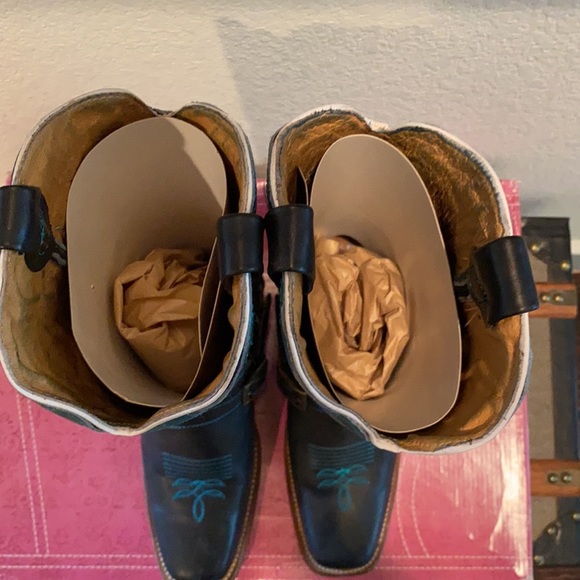 Reyme Boot - Authentic Leather - gently worn - still smells of leather! Size 9 - Picture 6 of 15